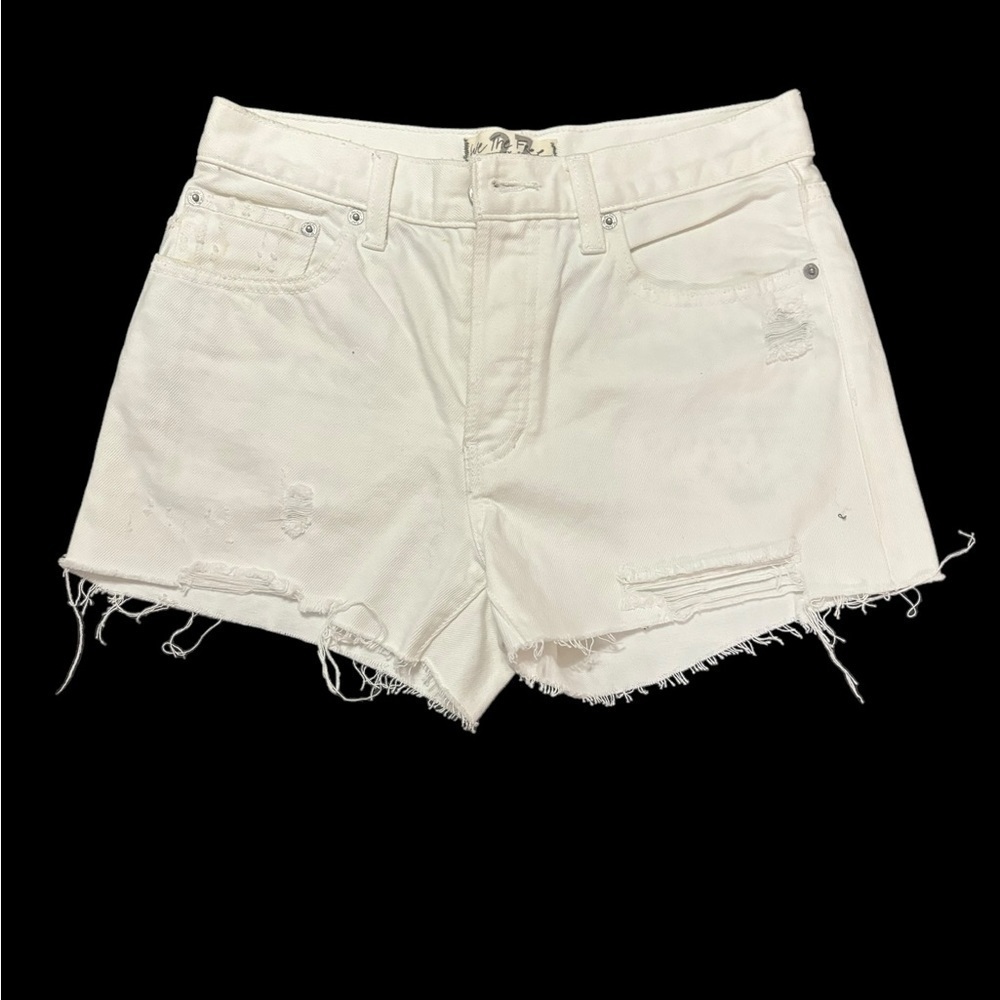 We The Free Shorts Bright White
Distressed size 27